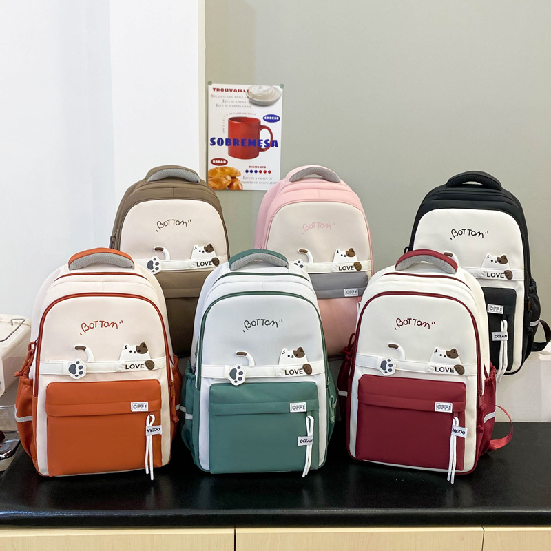 The new nylon schoolbag has a high appearance level. It is a multi-layered casual backpack with cute cats for middle school students Application Scenario