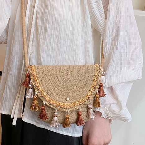 Spring 2025 new straw woven bag, tassel clutch bag, resort-style woven saddle bag, single-shoulder crossbody women's bag Application Scenario
