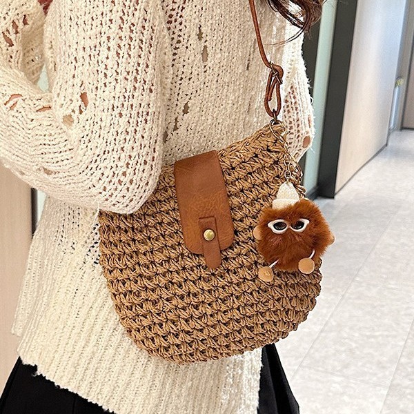 In spring and summer, the 2025 new women's woven bag is a niche design. The hand-held straw woven bag is stylish and versatile. It's a crossbody bag Application Scenario