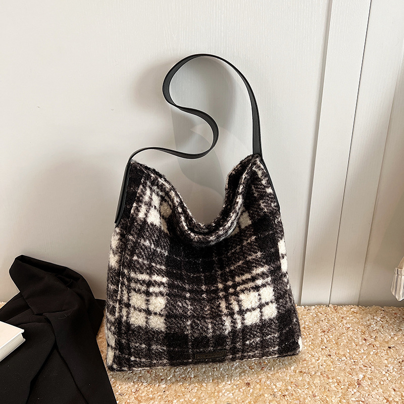 A new fashion design, simple and retro, laid-back style textured tote bag, a stylish and versatile commuter single-shoulder crossbody bag for women full figure