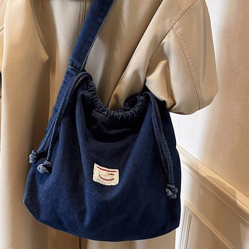 A single Japanese or Korean square single-shoulder bag, a Korean-style tote bag for college students, a versatile Japanese niche single-shoulder denim bag Specification drawing