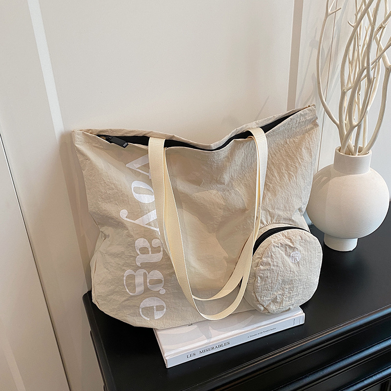Korean-style large-capacity canvas tote bag with a relaxed feel, a new model handbag for college students' commuting to and from school in 2025 details Picture