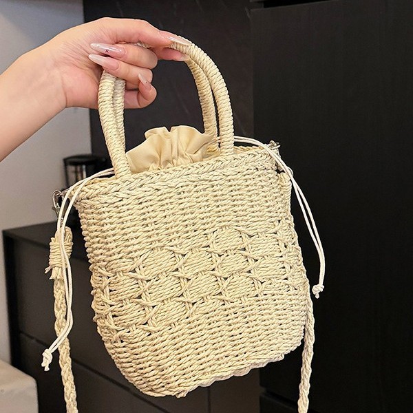 Pastoral style hand-held woven bag 2025 Spring/Summer new ins trendy and fashionable straw woven bag, forest style simple single-shoulder bag Application Scenario