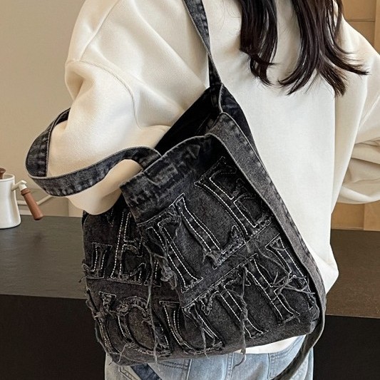 New versatile and trendy denim bag for women, tote bag, large-capacity Japanese-style single-shoulder crossbody bag, canvas bag Application Scenario