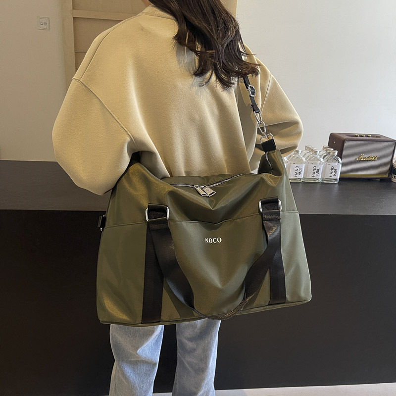 New Korean version sports and fitness bag for men and women, large-capacity business trip short-distance luggage bag, lightweight and casual boarding travel bag Application Scenario