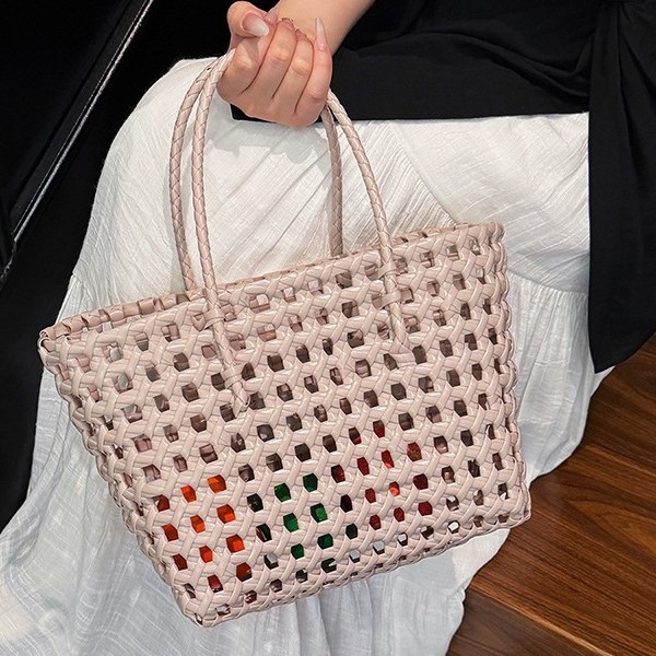 The 2025 summer new hollowed-out vegetable basket bag is a fashionable and versatile seaside vacation handbag, a Korean version of a niche single-shoulder bag full figure