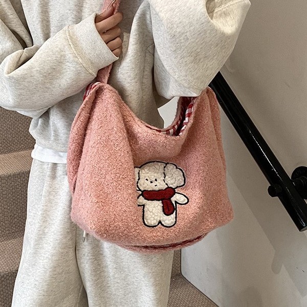 New winter style, fresh, cute, casual, fashionable and simple single-shoulder bag, large-capacity student commuting tote bag Application Scenario