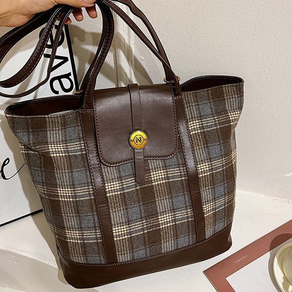 Large-capacity checkered tote bag for women, 2024 new retro and versatile single-shoulder bag, casual travel backpack details Picture