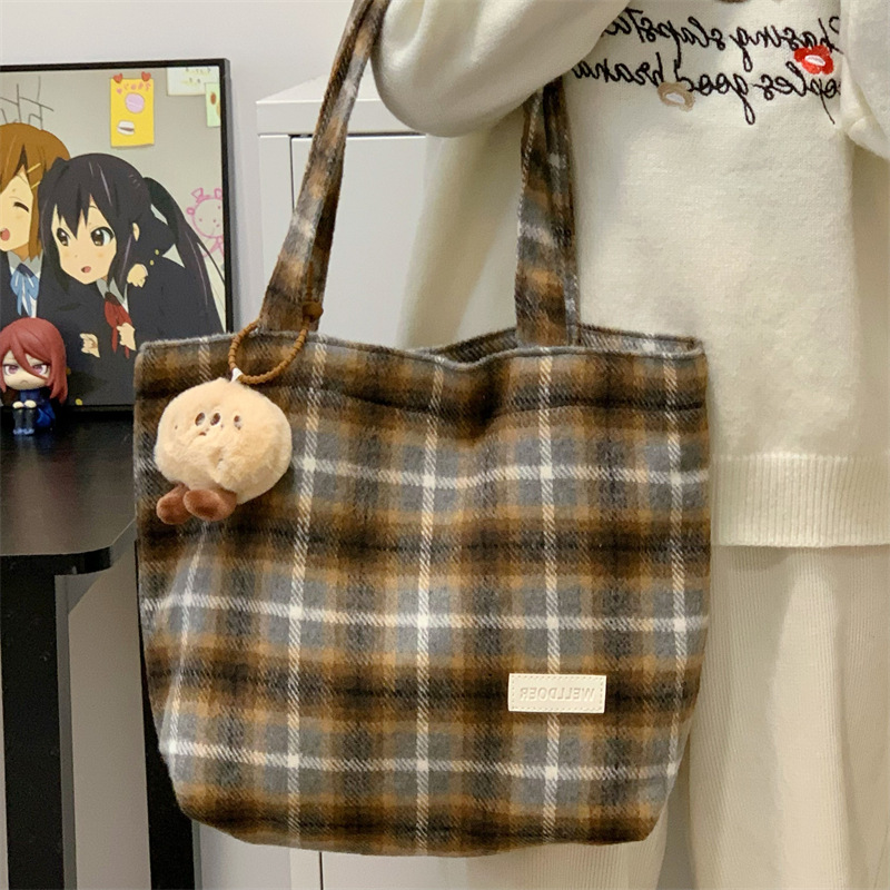 The new checkered woolen single-shoulder bag for early autumn 2024 is a retro, trendy and versatile commuting underarm bag Application Scenario
