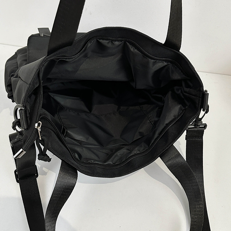 A large-capacity tote bag for college students commuting to class, a 2024 new college-style crossbody single-shoulder bag, and a make-up class bag for men Application Scenario