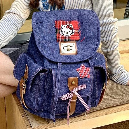 A new large-capacity and cute student backpack for commuting and classes, a versatile backpack with a cartoon retro texture Application Scenario