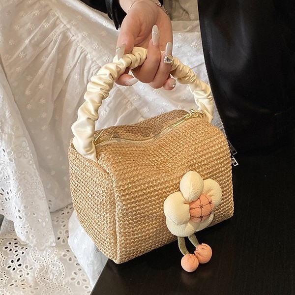 New shell-shaped beach straw woven bag, pillow bag, hand-woven mobile phone bag, coin purse, crossbody girl's small bag Application Scenario