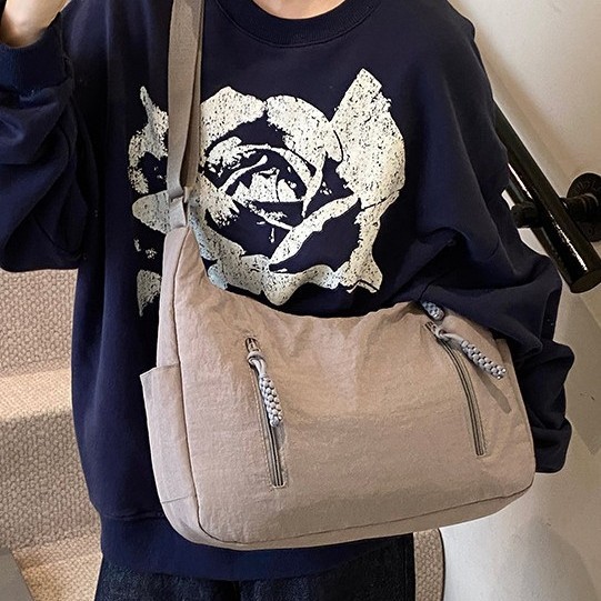 A fashionable and casual large-capacity bag for women, a new autumn/winter 2024 collection of fabric bags, a versatile and trendy crossbody bag for students' classes Specification drawing