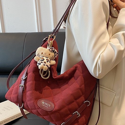 New large-capacity single-shoulder crossbody bag, Korean version autumn and winter versatile and niche tote bag, multi-functional diamond-shaped backpack details Picture