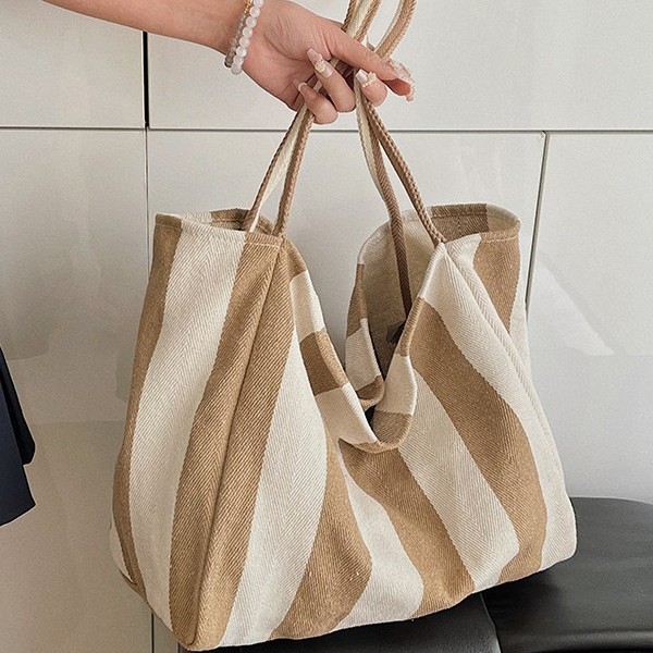A new large-capacity Korean-style simple striped shopping bag, a fresh and artistic canvas bag, a versatile bag for women in spring and summer Application Scenario