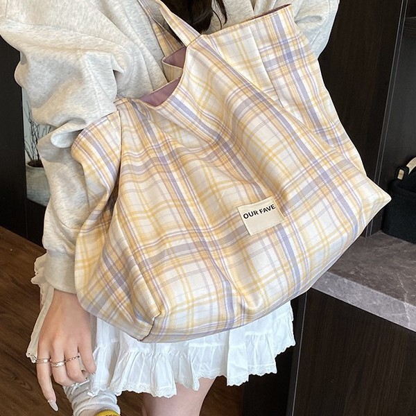 Korean large-capacity underarm bag, women's bag, Spring 2025 new checkered tote bag, student class shoulder bag Application Scenario