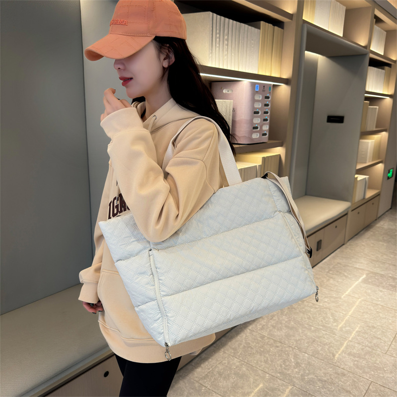 The new 2024 cross-border fitness luggage bag is waterproof, breathable, durable, dry-wet separation, multi-functional and large-capacity sports bag Specification drawing
