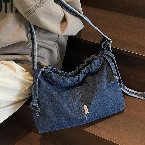 Casual commuting large-capacity bag 2025 new washed denim patchwork underarm bag, niche and versatile single-shoulder bag Application Scenario
