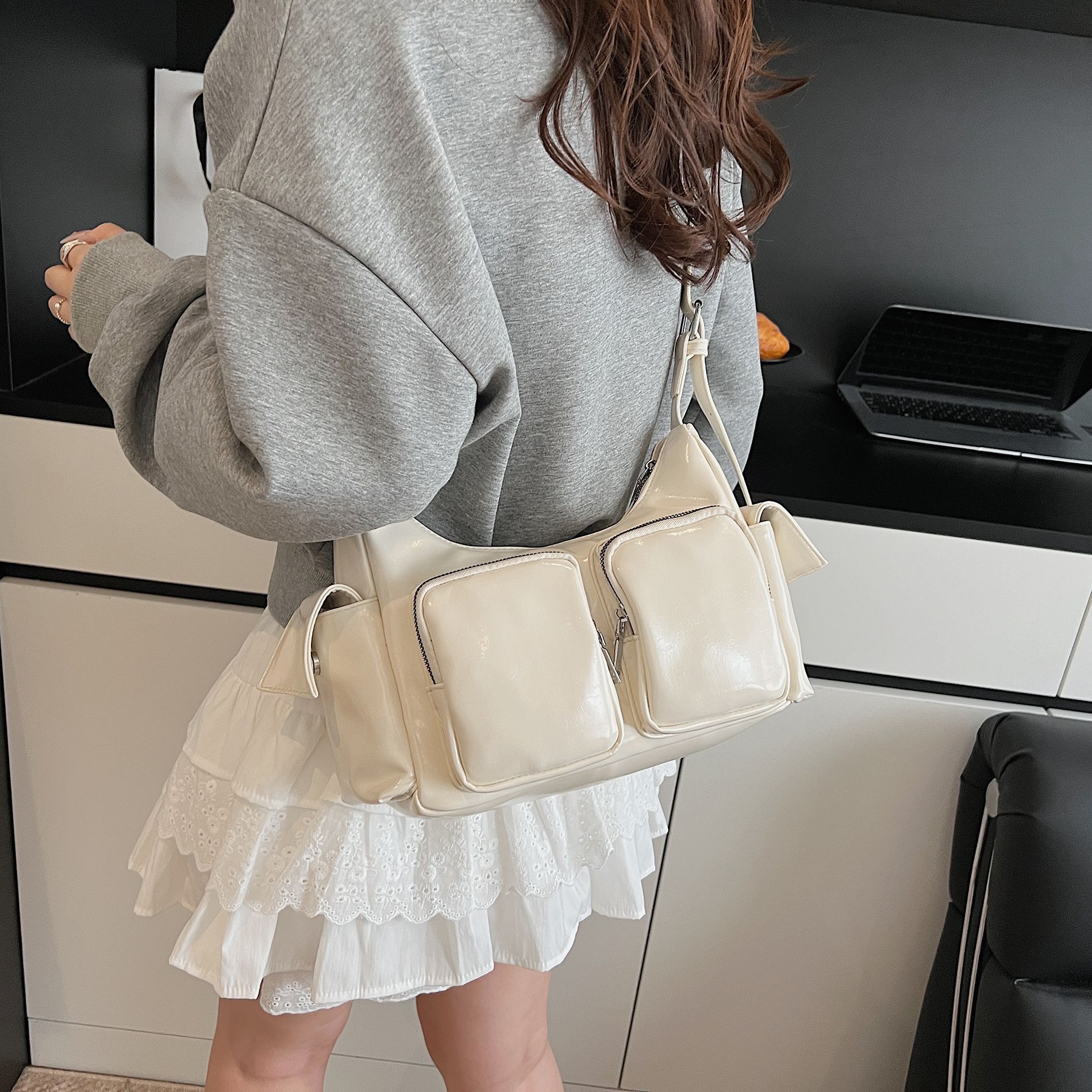 A niche design, Korean style, stylish and chic 2025 new texture, casual, multi-pocket, single-shoulder, underarm tote bag for women details Picture