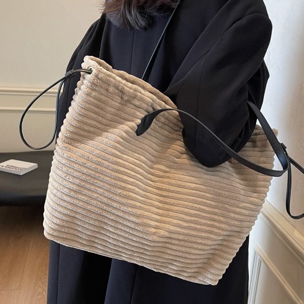 New large-capacity handbag, commuter tote bag, simple and laid-back style drawstring bag, versatile autumn and winter new single-shoulder bag Application Scenario