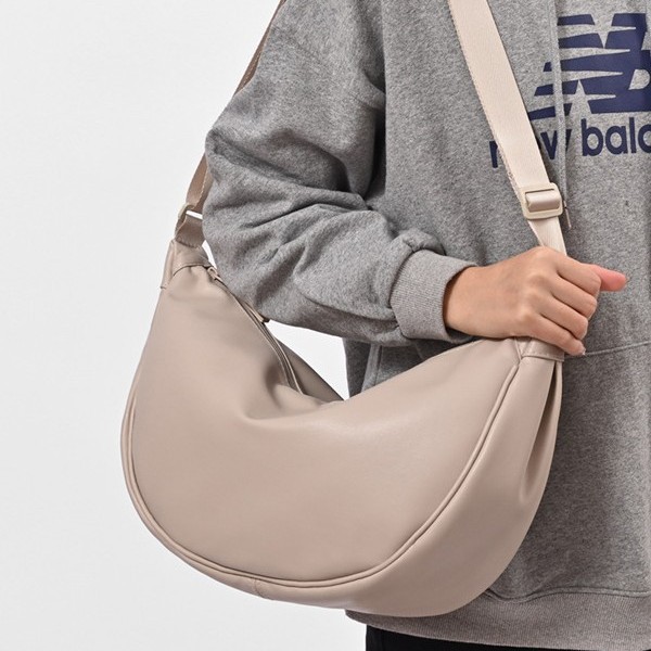 The 2024 new model of the women's crossbody bag features a large capacity and a niche design. It is a high-end, retro single-shoulder dumpling bag details Picture