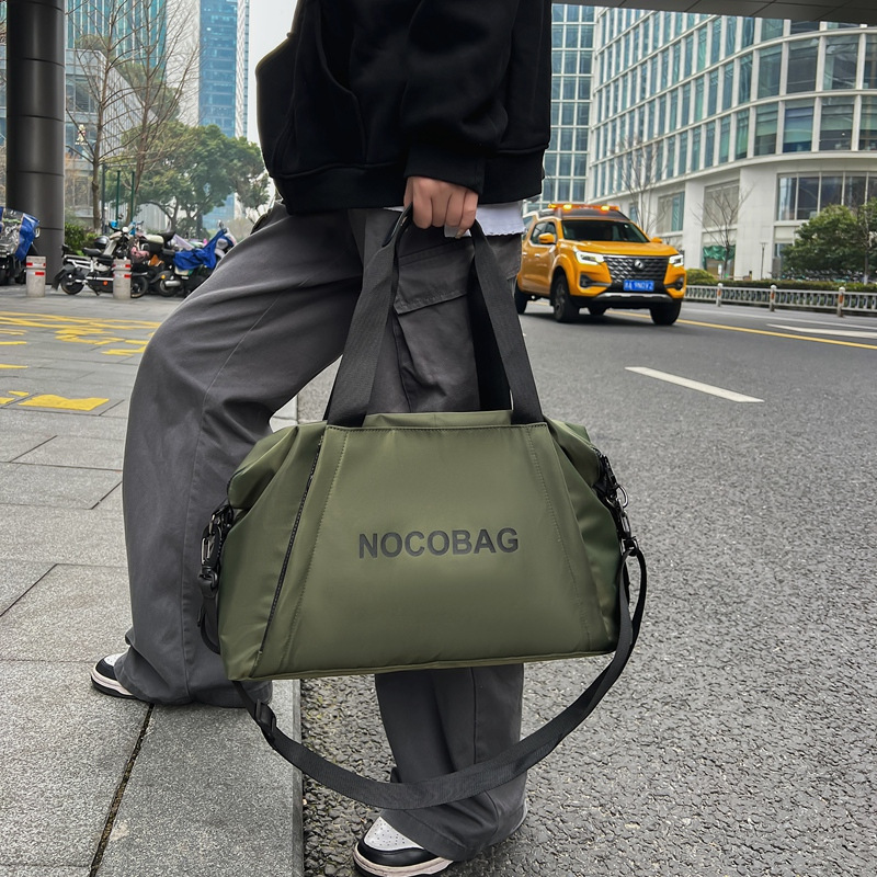 New simple and casual crossbody bag, multi-functional lightweight hand-held travel bag, suitable for both men and women, fashionable and versatile fitness bag Application Scenario