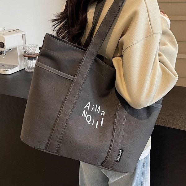 The casual canvas tote bag is a versatile women's bag for autumn and winter 2024. It is a simple, large-capacity, lightweight single-shoulder bag for going out full figure