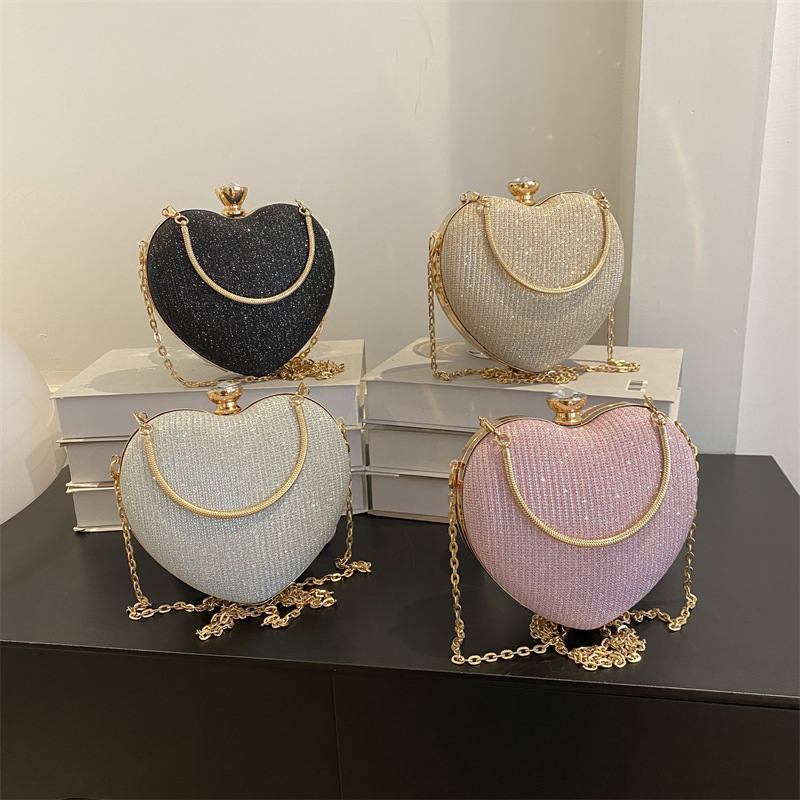 The new dinner party bag has a high-end and high-quality feel. It is a heart-shaped small bag for women, a versatile chain handbag, and can be carried diagonally on one shoulder Application Scenario