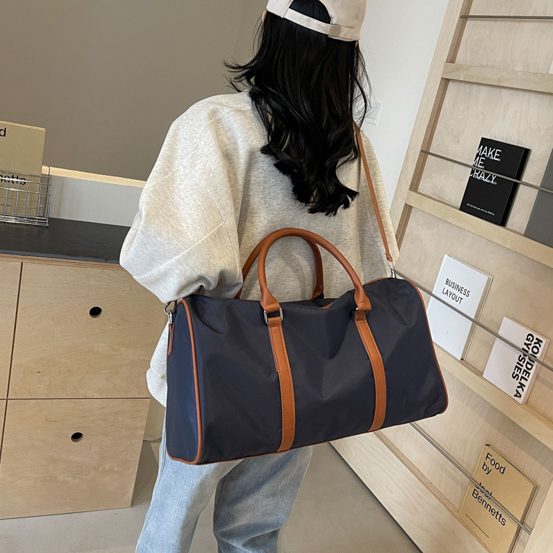 New large-capacity short-distance travel bags, fashionable fitness training bags for men and women, casual and lightweight crossbody carry-on bags Application Scenario