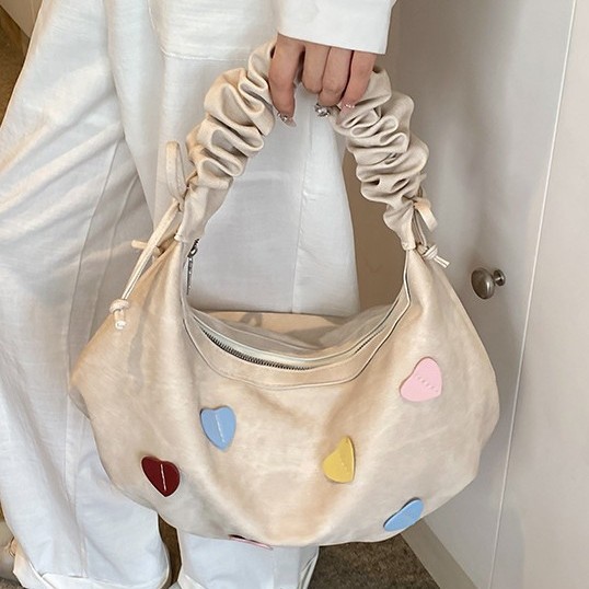 A new trendy women's single-shoulder dumpling bag design for autumn and winter, a lightweight travel pleated casual commuting tote bag details Picture