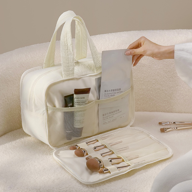 Taslon water-resistant travel storage bag, large-capacity hand-held makeup bag, multi-functional and convenient luggage storage bag Application Scenario