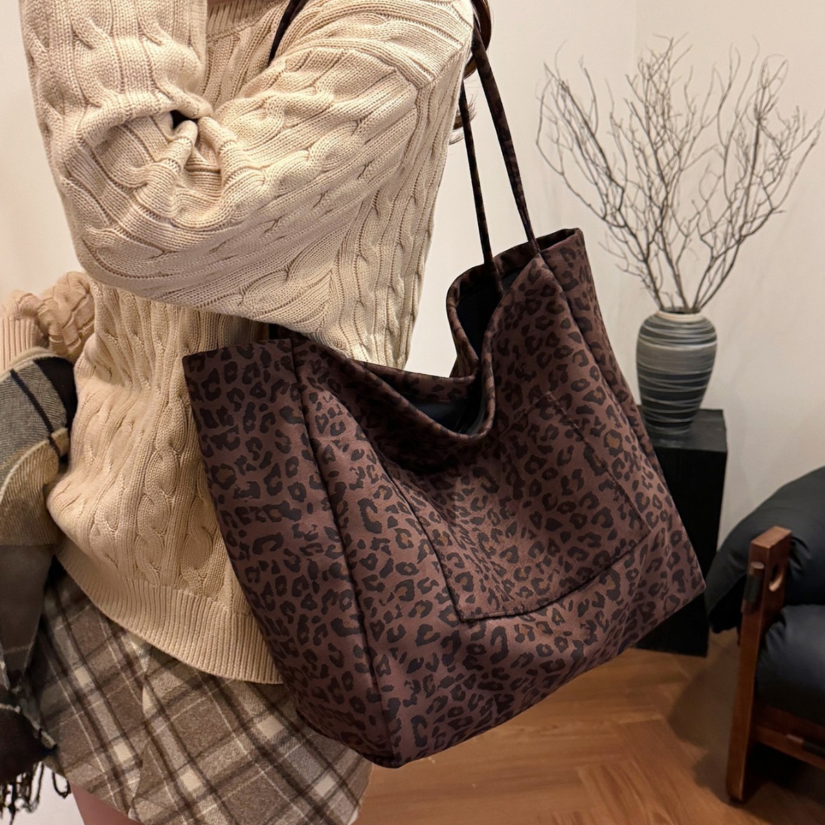 The super popular large-capacity leopard print tote bag for women in 2024, a laid-back style casual single-shoulder bag for commuting to school Specification drawing
