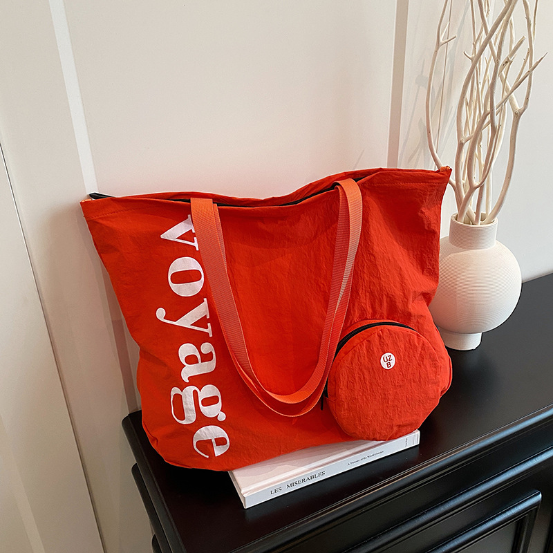 Korean-style large-capacity canvas tote bag with a relaxed feel, a new model handbag for college students' commuting to and from school in 2025 full figure