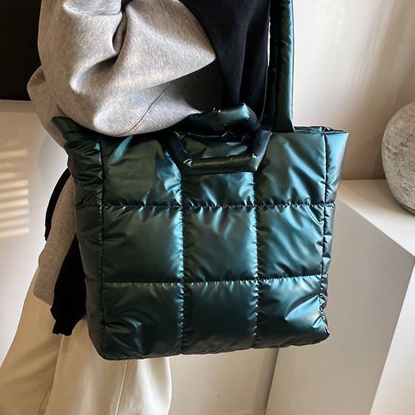 High-end quality bag for women 2023 new large-capacity fashionable autumn and winter cotton-padded jacket single-shoulder bag with checkered commuter tote bag Application Scenario