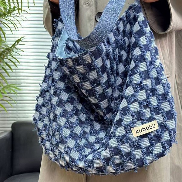 A niche design denim bag for college students' class, a new large-capacity commuter tote bag for women in spring 2025 Application Scenario
