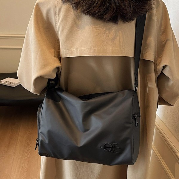 A new stylish large-capacity commuter small bag for women, a 2024 new casual and versatile underarm bag and crossbody square bag full figure