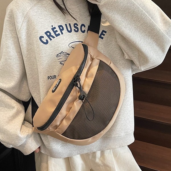 The 2025 new casual Korean-style large-capacity crossbody bag for both men and women, a cool and versatile crossbody bag Application Scenario