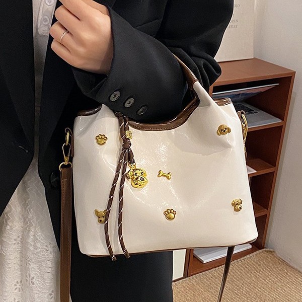 A niche design large-capacity cute puppy rivet tote bag, a new single-shoulder crossbody bag for women in 2025 full figure