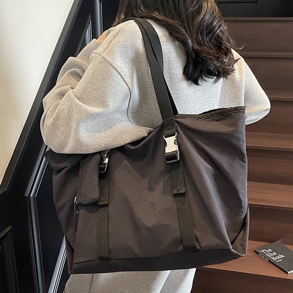 Large-capacity tote bag, women's single-shoulder crossbody large bag, fashionable and trendy casual single-shoulder bag, student class handbag Application Scenario