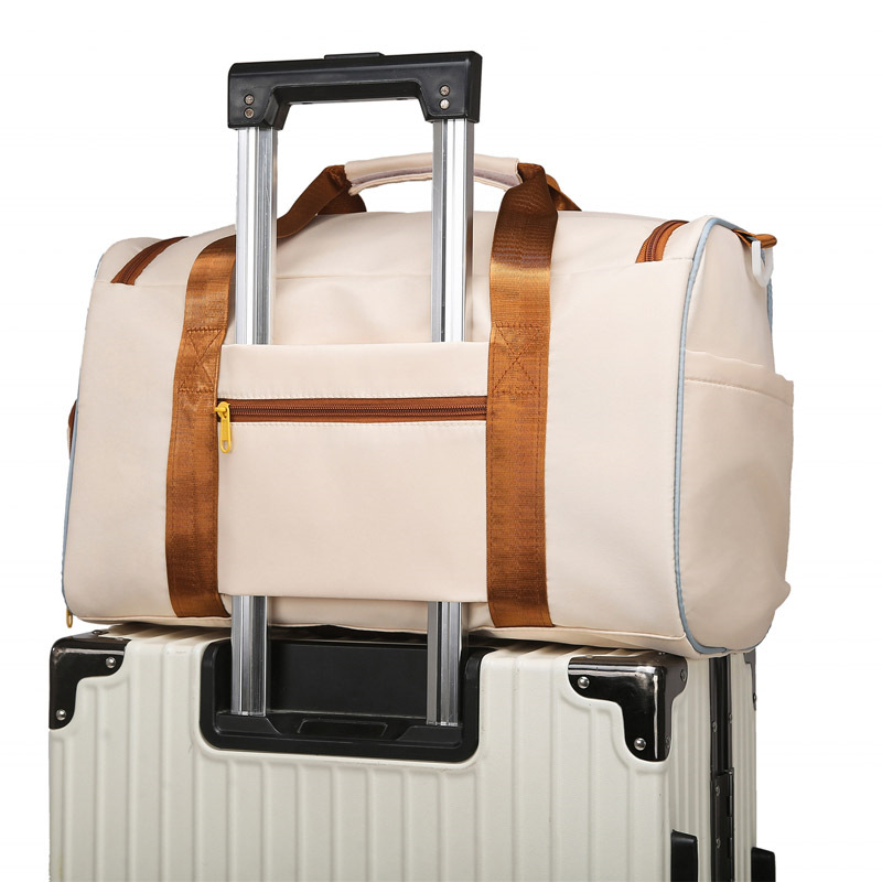 New fashionable color-blocking crossbody fitness bag, large-capacity travel carry-on bag, lightweight short-distance travel bag for going out Application Scenario