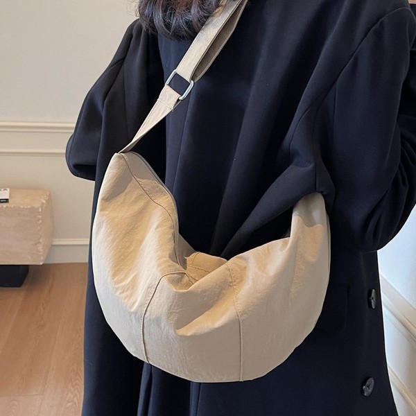2024 New stylish retro casual large-capacity bag for women, a trendy underarm bag designed for commuting to work full figure