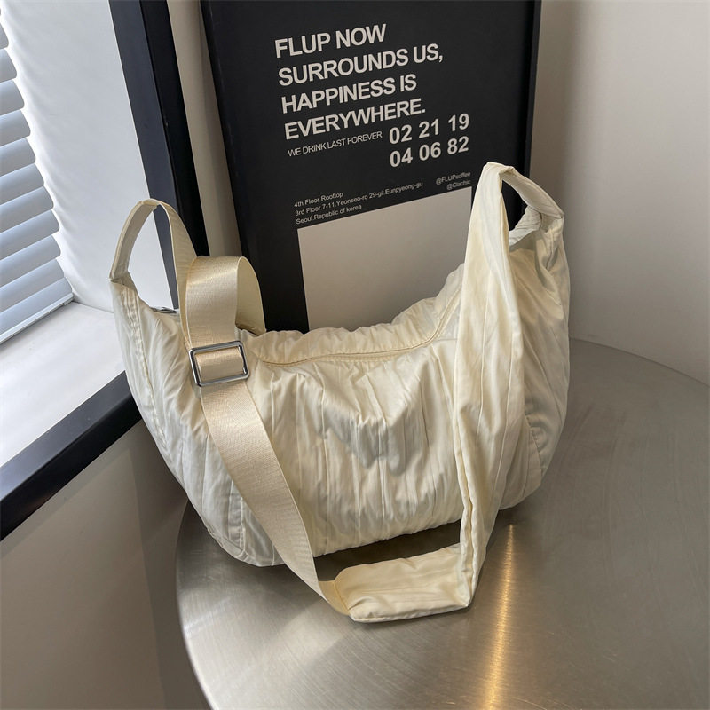 A new large-capacity casual hand-held shoulder bag with a Korean-style relaxed feel for women, featuring a fashionable and simple pleated dumpling bag full figure