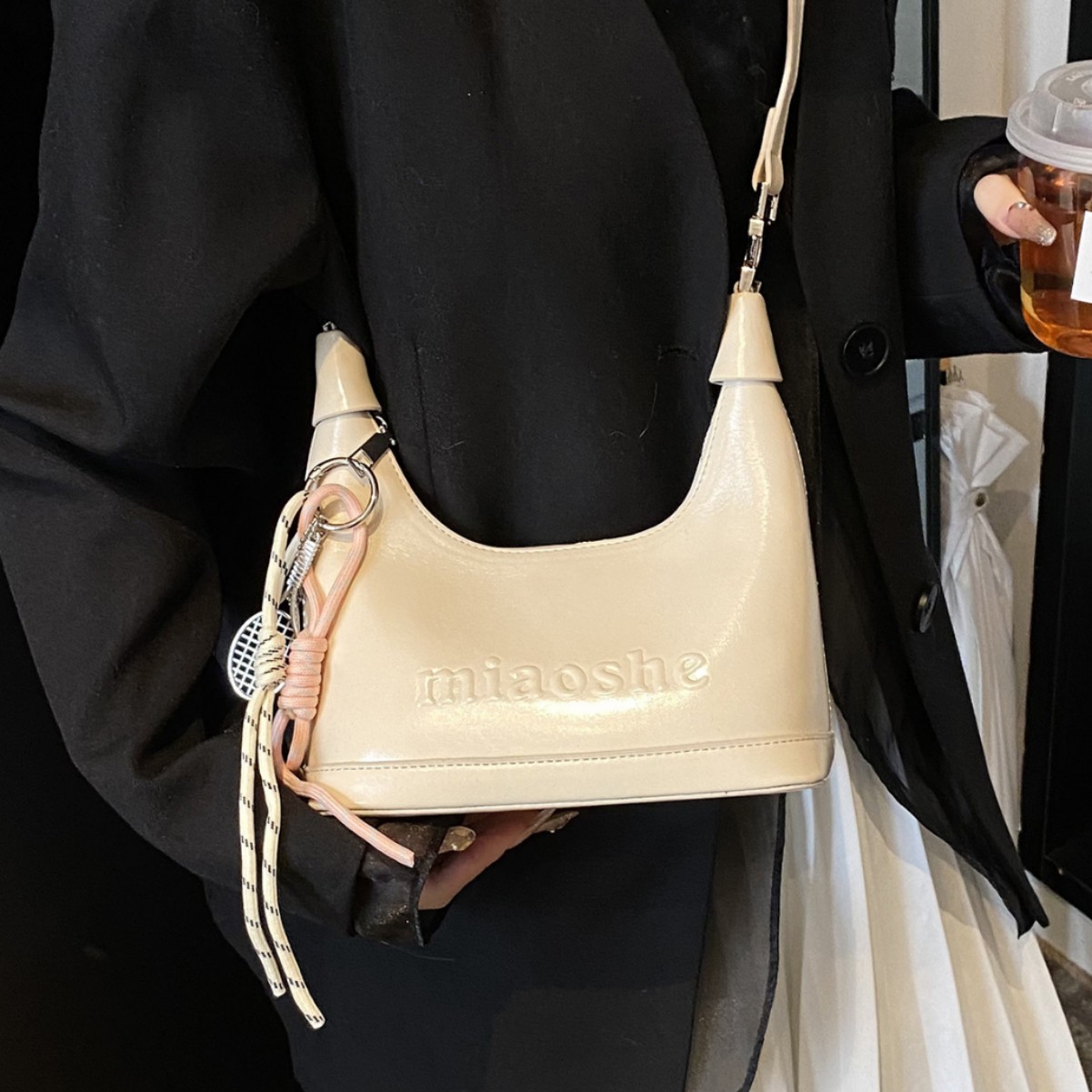 The high-end and niche design of the crescent-shaped bag for women in 2025, a new dumpling bag, is a versatile commuting hand-held shoulder bag full figure