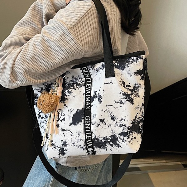 Large-capacity women's 2025 autumn new graffiti tie-dyed canvas handbag, fashionable and casual single-shoulder tote bag Application Scenario