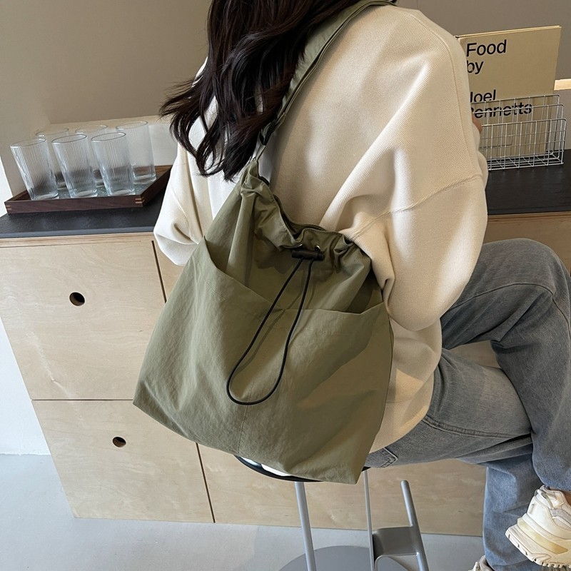 Japanese-style large-capacity casual tote bag, simple, niche and versatile single-shoulder bag, fashionable commuting drawstring drawstring crossbody bag Application Scenario