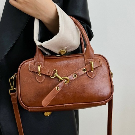 High-end texture casual hand-held shoulder bag for women, a new style of fashionable and retro crossbody bowling bag for autumn and winter 2024 Application Scenario