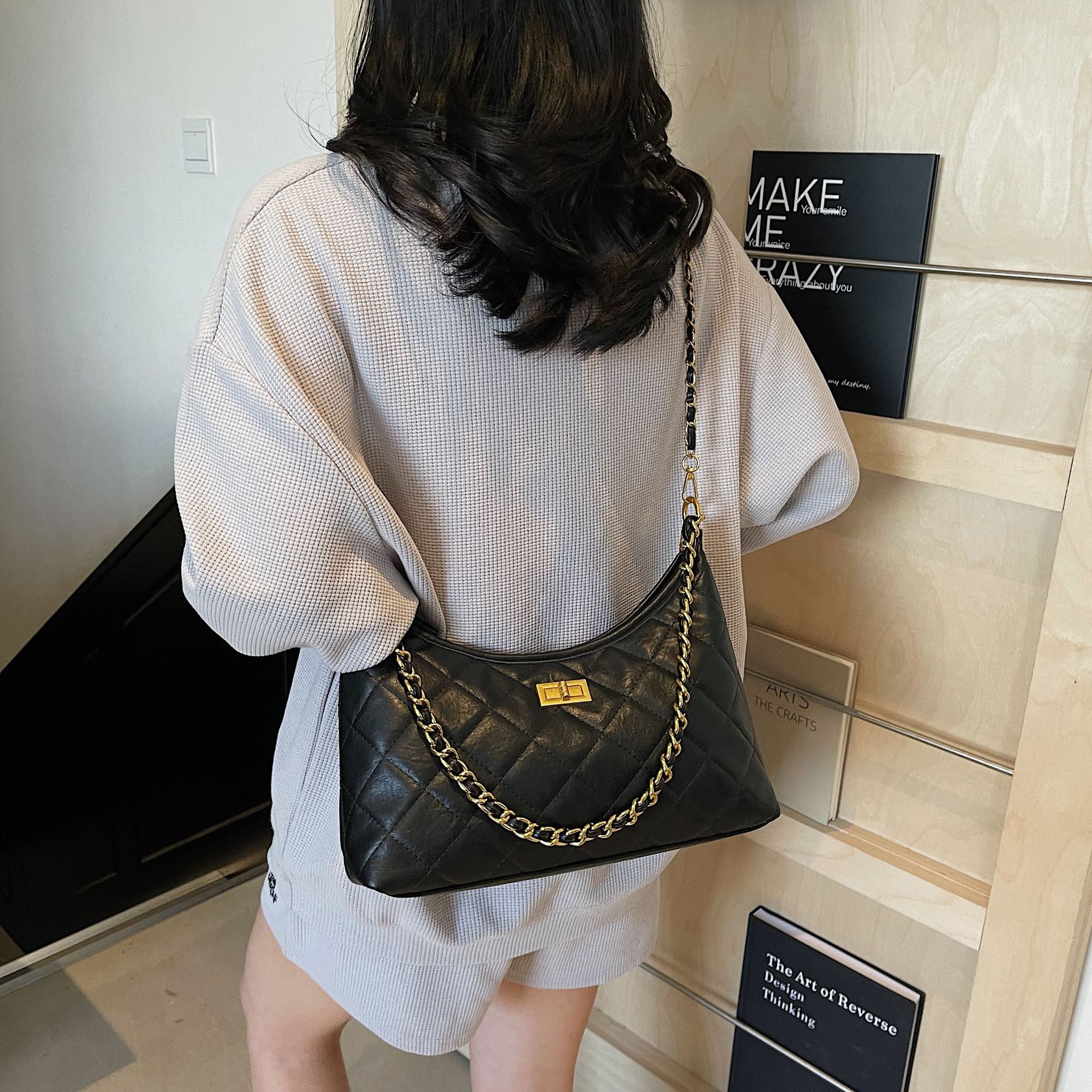 Retro diamond-shaped chanel-style chain tote bag for women, 2025 new style, versatile for commuting, underarm bag, single-shoulder bucket bag Application Scenario