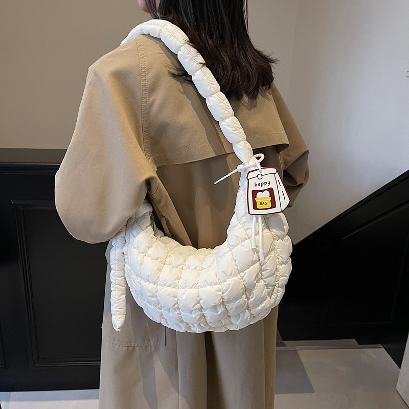 The new autumn and winter cotton-padded fashion bag for women, with a unique pleated single-shoulder design, is simple and casual for commuting. It's a soft and fluffy cloud bag full figure