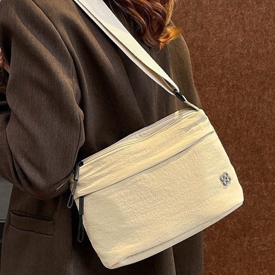 New autumn and winter bag for 2024: Simple, ultra-light, high-end texture, niche solid color single-shoulder bag, fashionable and versatile crossbody bag full figure