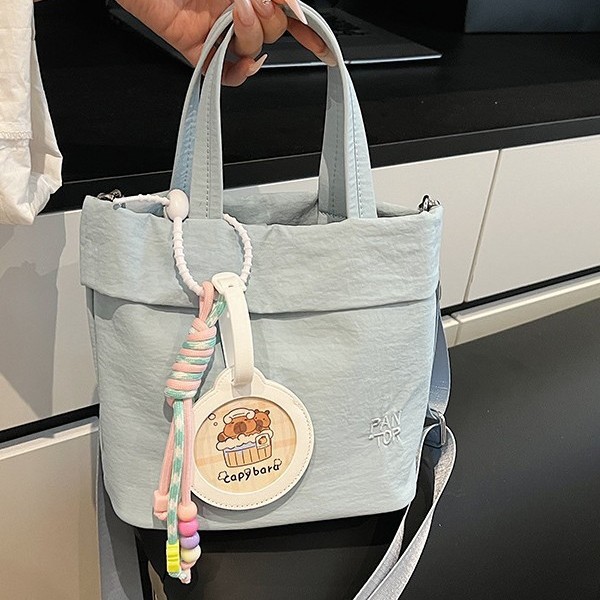 Solid-color lightweight Korean-style ins Tote bag, a casual, simple and lightweight handbag for women, a single-shoulder crossbody bag for young women details Picture